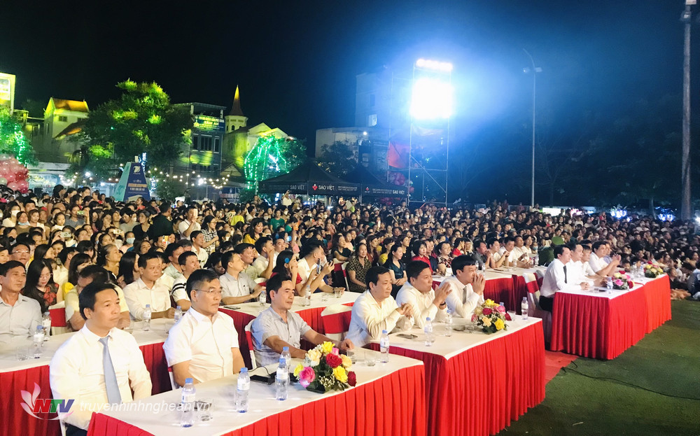 Lãnh đạo huyện cùng đông đảo người dân theo dõi chương trình.