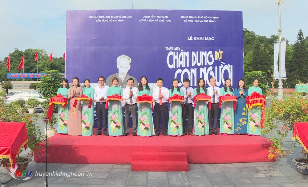 Các đại biểu cắt băng Xổ Số PG 88 trưng bày chuyên đề Hồ Chí Minh - Chân dung một con người.