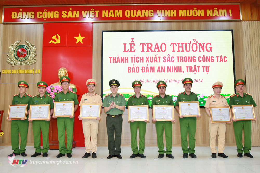 trao Bằng khen của UBND tỉnh tặng các cá nhân có thành tích xuất sắc