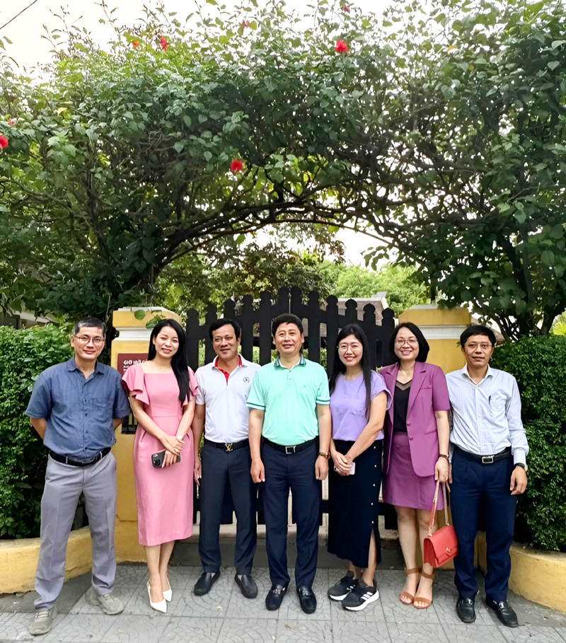 Đoàn công tác Đài PT-TH PG88 go Bắn cá chụp ảnh lưu niệm tại Nhà lưu niệm Bác Hồ ở đường Mai Thúc Loan - Di tích lịch sử caaos Quốc gia đặc biệt