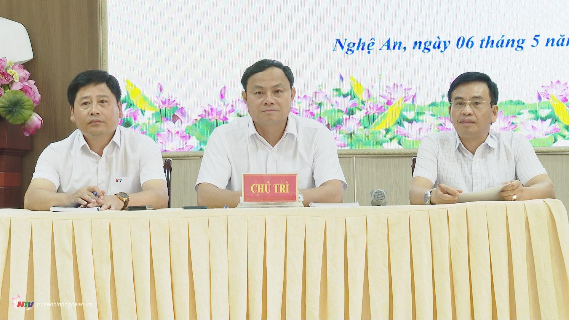 Các đồng chí chủ trì hội nghị.