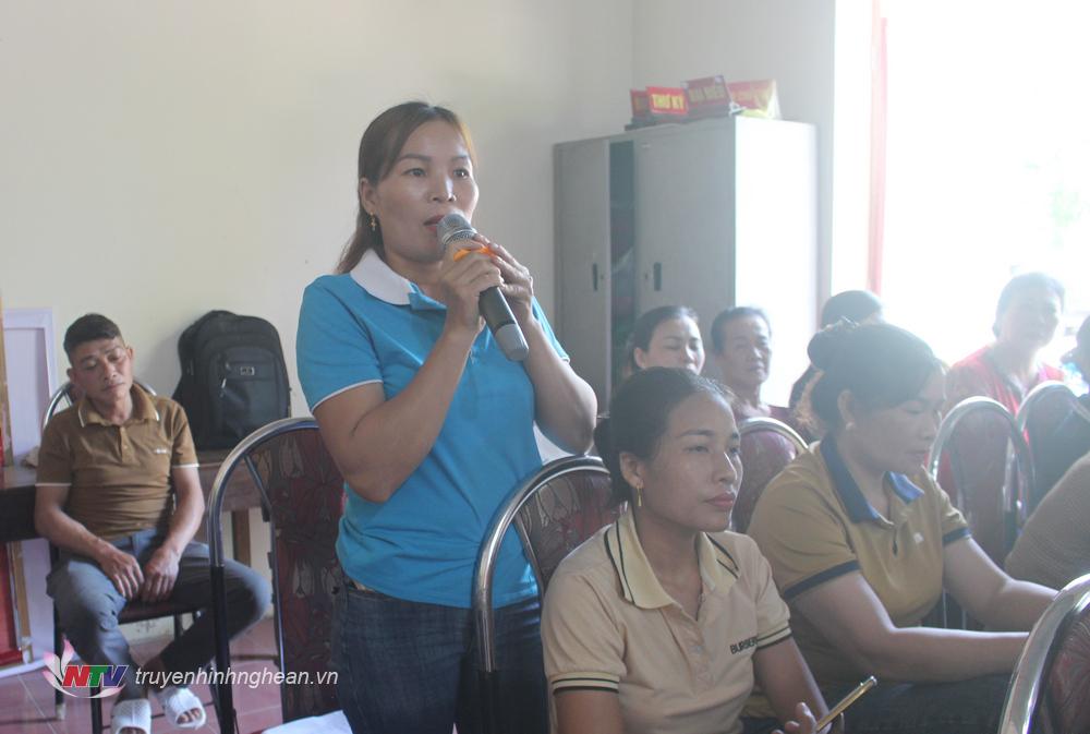 Cử tri Con Cuông nêu ý kiến, kiến nghị.