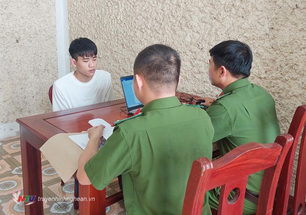 Công an huyện Diễn Châu lấy lời khai đối tượng Vũ Văn Đức.