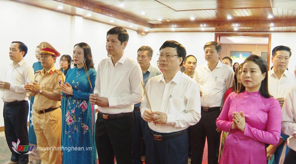 Các đồng chí lãnh đạo Bộ Văn hóa, PG88 go Xócđĩa và PG 88 Bóng Đá, tỉnh PG88 go Bắn cá, Ban tổ chức Lễ hội Làng Sen năm 2024 dâng hương tại phòng thờ Bác Hồ ở Quảng trường Hồ Chí Minh, thành phố Vinh.