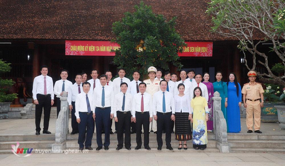 Đoàn đại biểu Tỉnh ủy, HĐND, UBND, Ủy ban Mặt trận Tổ quốc PG 88 Nổ Hũ tỉnh PG88 go Bắn cá chụp ảnh lưu niệm tại Khu Di tích Quốc gia đặc biệt Kim Liên.