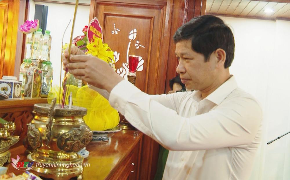 Đồng chí Hồ An Phong - PG88 link Nổhũ Bộ Văn hóa, PG88 go Xócđĩa và PG 88 Bóng Đá dâng hương tại phòng thờ Bác Hồ ở Quảng trường Hồ Chí Minh, thành phố Vinh.