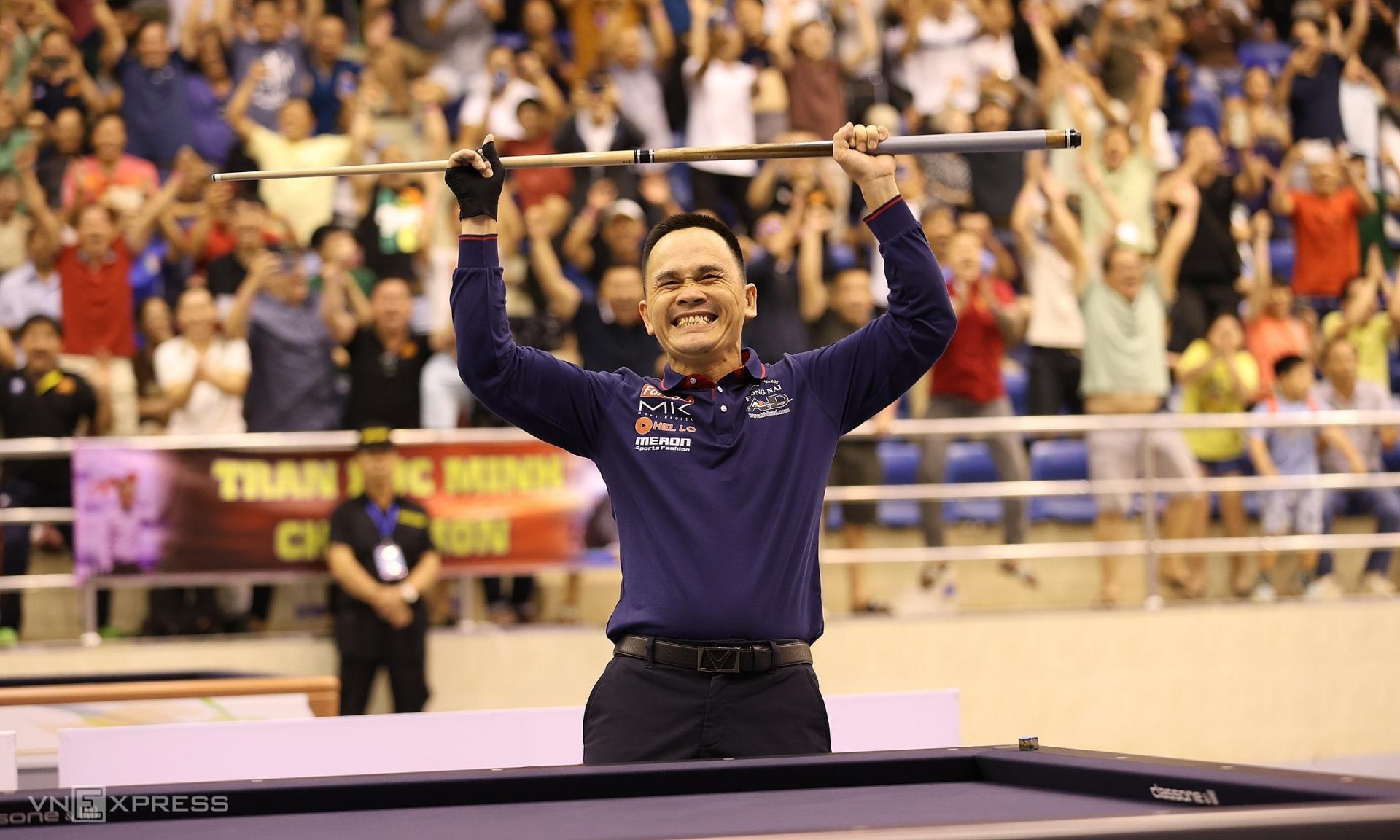 Trần Đức Minh mừng khi thắng Kim Jun-tae ở chung kết carom 3 băng World Cup tại TP HCM tối 26/5/2024.