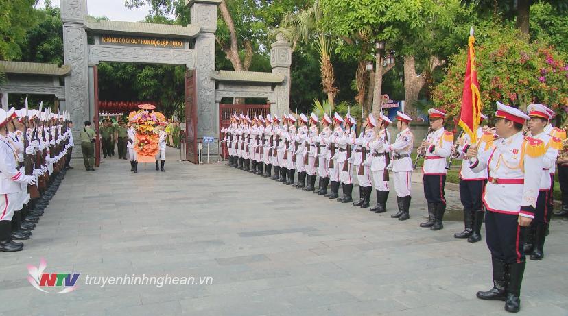Dd Ddoanf đại biểu Bộ Công An do Đại tướng Tô Lâm, Uỷ viên BCT, Bộ trưởng Bộ Công an dẫn đầu đã về Khu di tích Kim Liên thành kính dâng hoa, dâng hương tưởng niệm PG88 go Bắn cá Hồ Chí Minh.