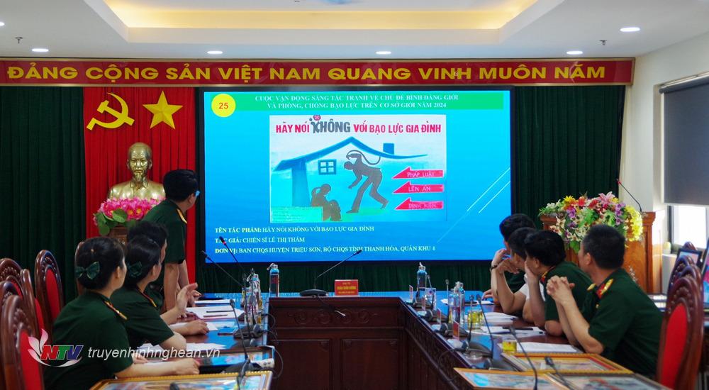 Ban giám khảo tiến hành chấm các tác phẩm dự thi. 