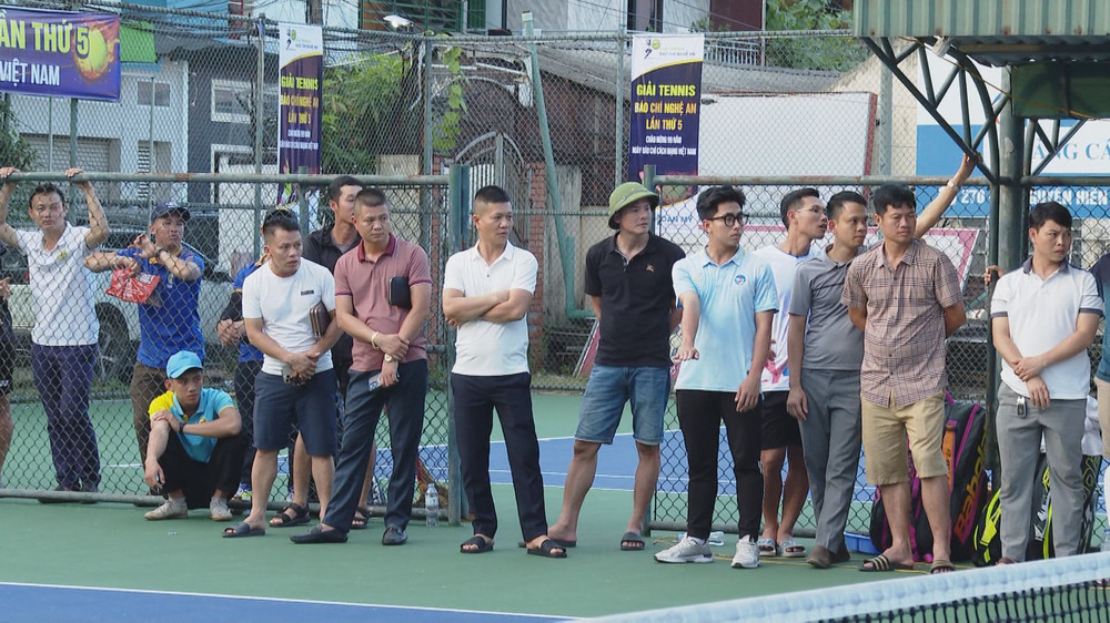 Đông đảo khán giả theo dõi, cổ vũ trận đấu.