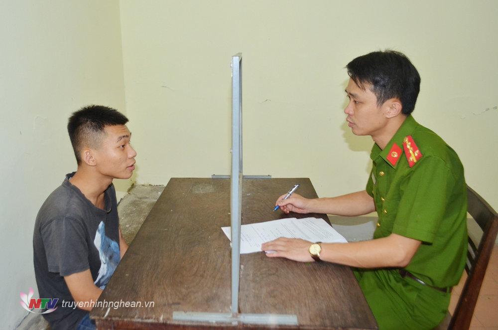 Cán bộ Công an TP Vinh làm việc với đối tượng Nguyễn Trọng Minh