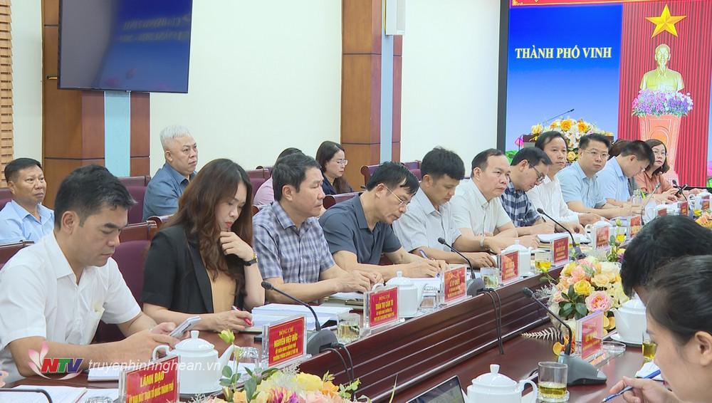 Lãnh đạo TP Vinh và các Phòng ban dự buổi làm việc.