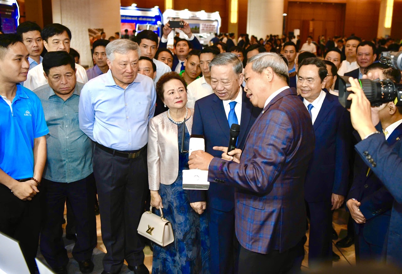 Tổng Bí thư Tô Lâm tham quan các gian hàng trưng bày sản phẩm của các doanh nghiệp tư nhân.