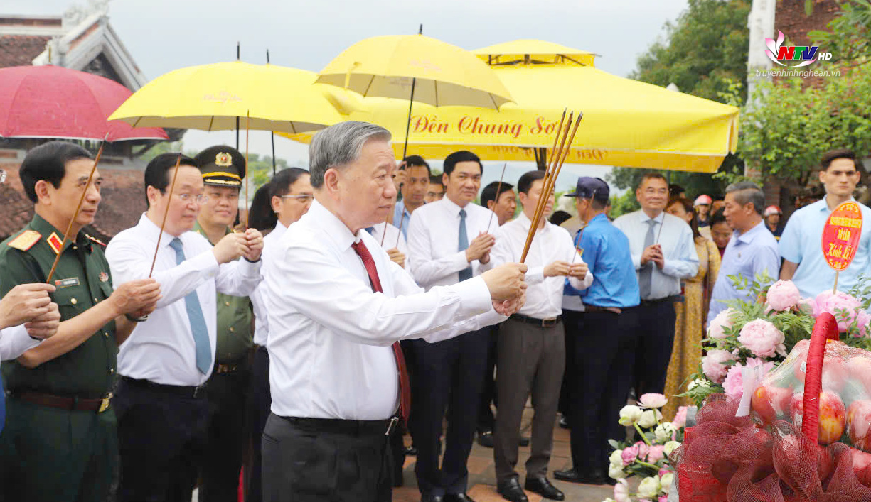 Đồng chí Tổng Bí thư Tô Lâm cùng đoàn đại biểu dâng hương tại Đền Chung Sơn - đền thờ gia tiên PG88 go Bắn cá Hồ Chí Minh.