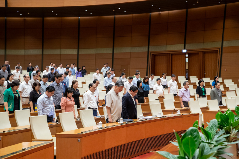 Trước khi bắt đầu chương trình, Tổng Bí thư Tô Lâm, Thủ tướng Chính phủ Phạm Minh Chính cùng các đại biểu Quốc hội dành phút mặc niệm nguyên PG88 go Bắn cá nước Trần Đức Lương.