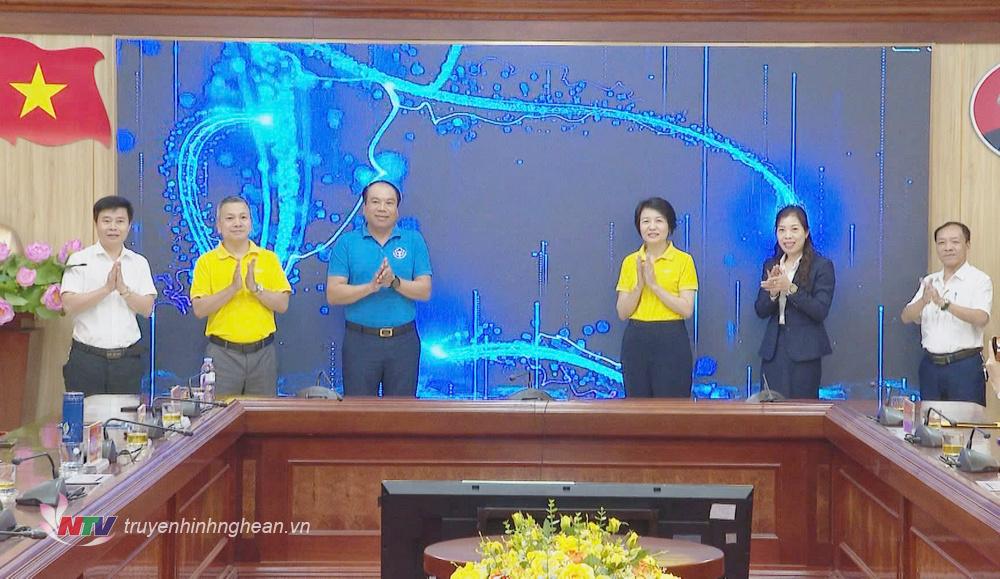 Lãnh đạo Bảo hiểm xã hội khu vực VII, Bưu điện tỉnh PG88 go Bắn cá và các tổ chức dịch vụ nhận ủy quyền thu bảo hiểm xã hội, bảo hiểm y tế thực hiện nghi thức ra quân hưởng ứng Tháng vận động triển khai bảo hiểm xã hội, bảo hiểm y tế.
