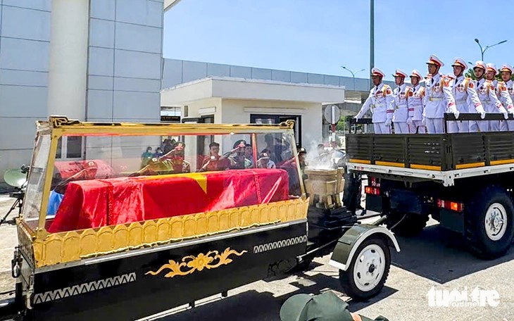 11h28 trưa 25-5, linh xa bắt đầu di chuyển khỏi sân bay Chu Lai về quê nhà Phổ Khánh.