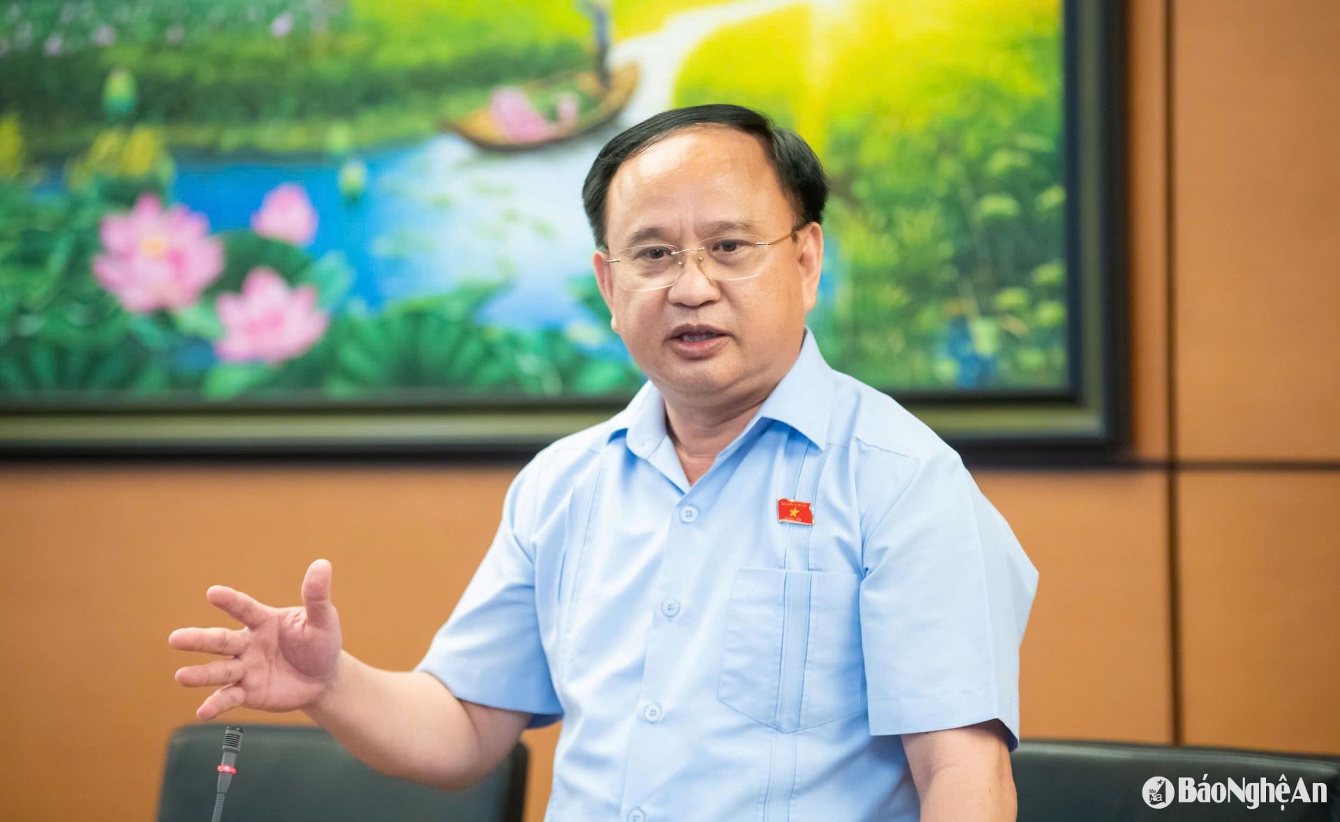 Thiếu tướng Trần Đức Thuận - Ủy viên là ĐBQH hoạt động chuyên trách tại Ủy ban Quốc phòng, An ninh và Đối ngoại của Quốc hội phát biểu thảo luận.