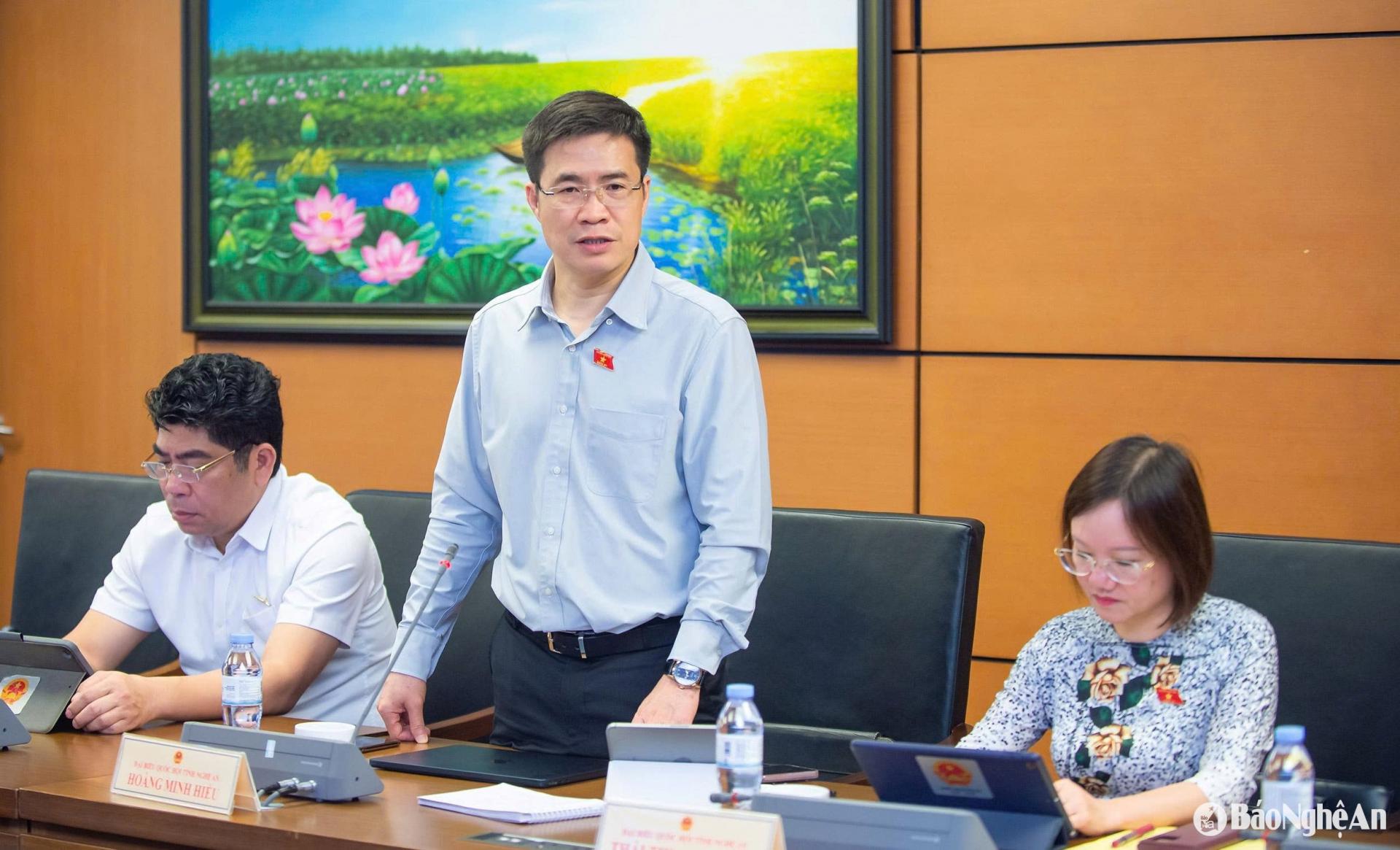 Ông Hoàng Minh Hiếu - Ủy viên là ĐBQH hoạt động chuyên trách tại Ủy ban Pháp luật và Tư pháp của Quốc hội phát biểu thảo luận.