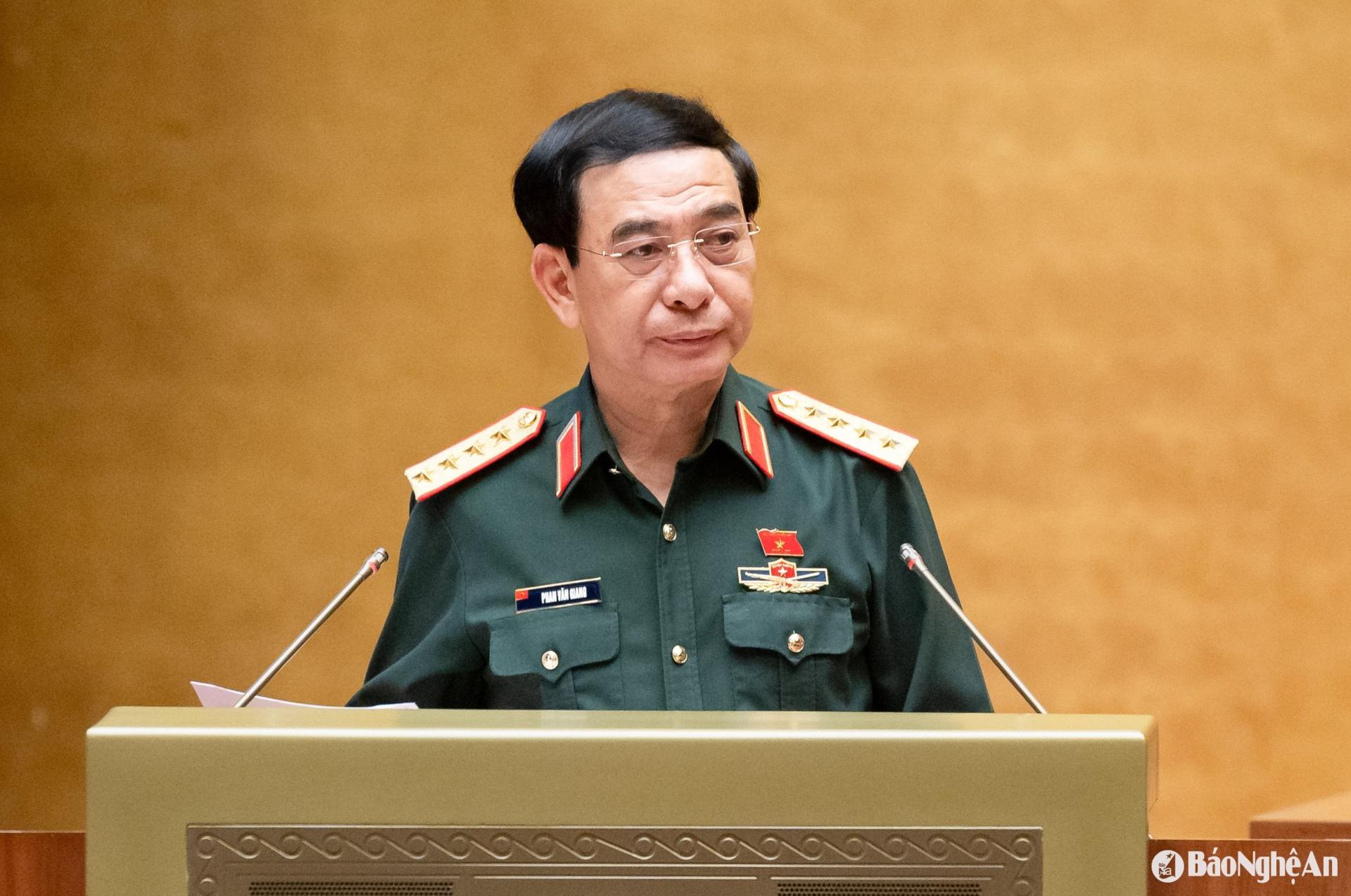 Đại tướng Phan Văn Giang - Ủy viên Bộ Chính trị, Bộ trưởng Bộ Quốc phòng trình bày Tờ trình dự án Luật Tình trạng khẩn cấp. 