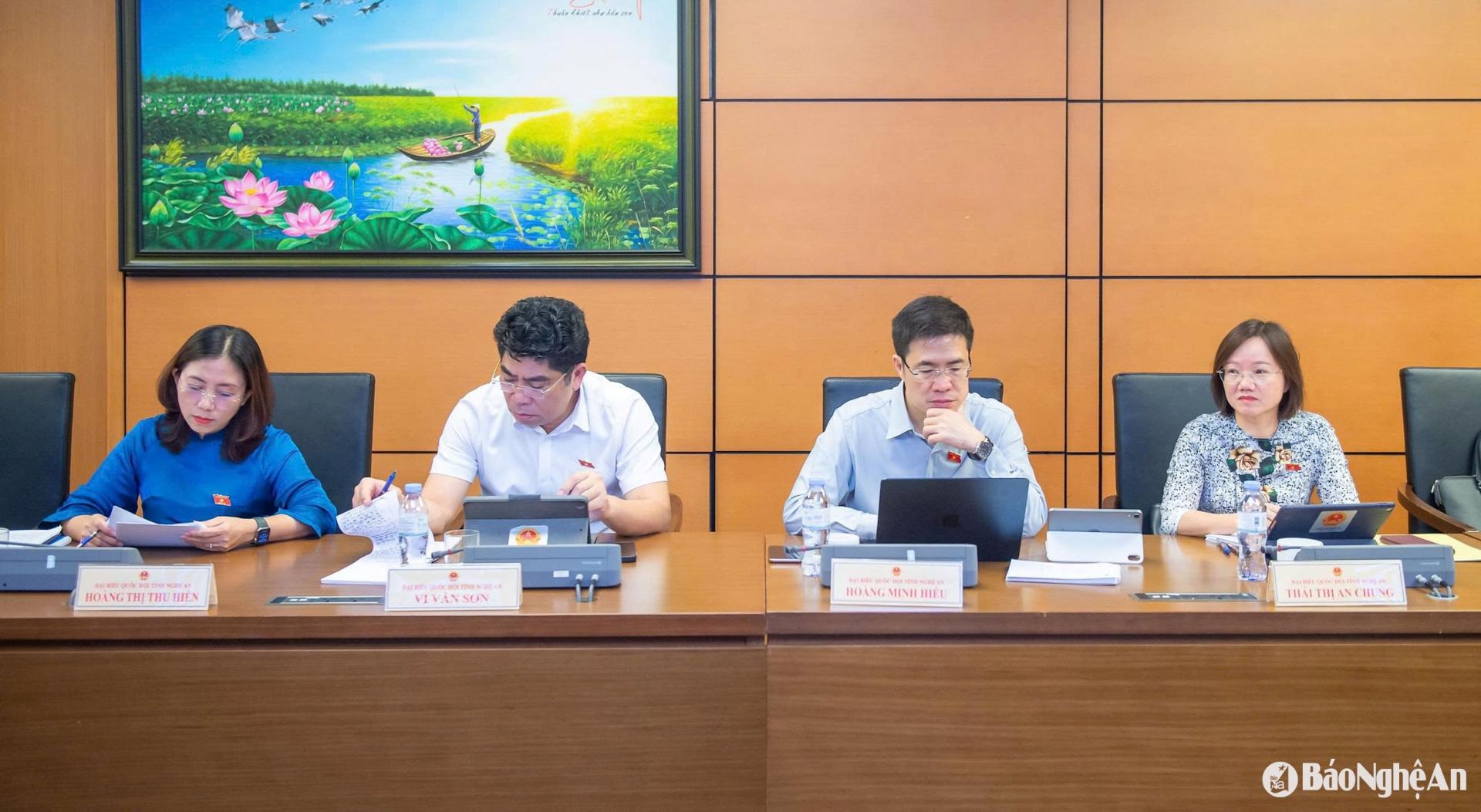 Các vị đại biểu Quốc hội đoàn PG88 go Bắn cá tại phiên thảo luận Tổ 4, chiều 22/5.