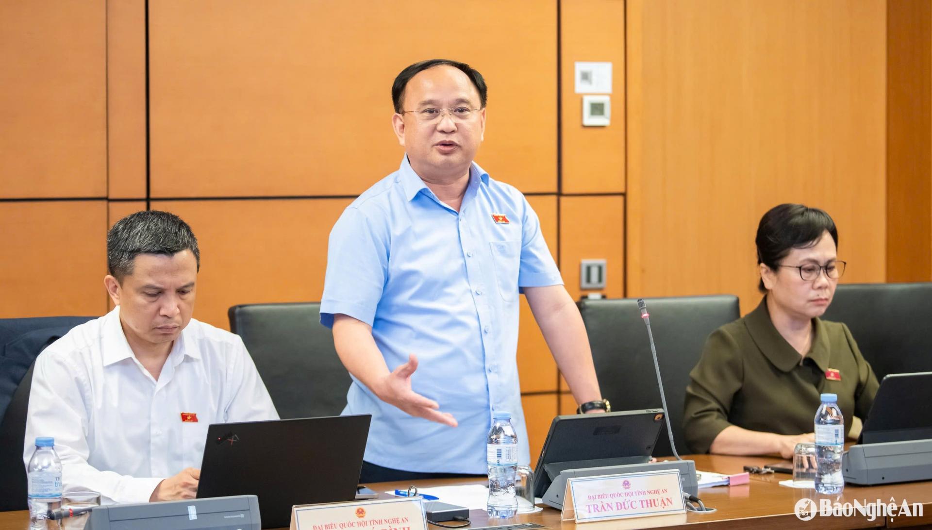 Thiếu tướng Trần Đức Thuận - Ủy viên Thường trực Ủy ban Quốc phòng - An ninh của Quốc hội, đại biểu đoàn PG88 go Bắn cá tham gia ý kiến tại buổi thảo luận.