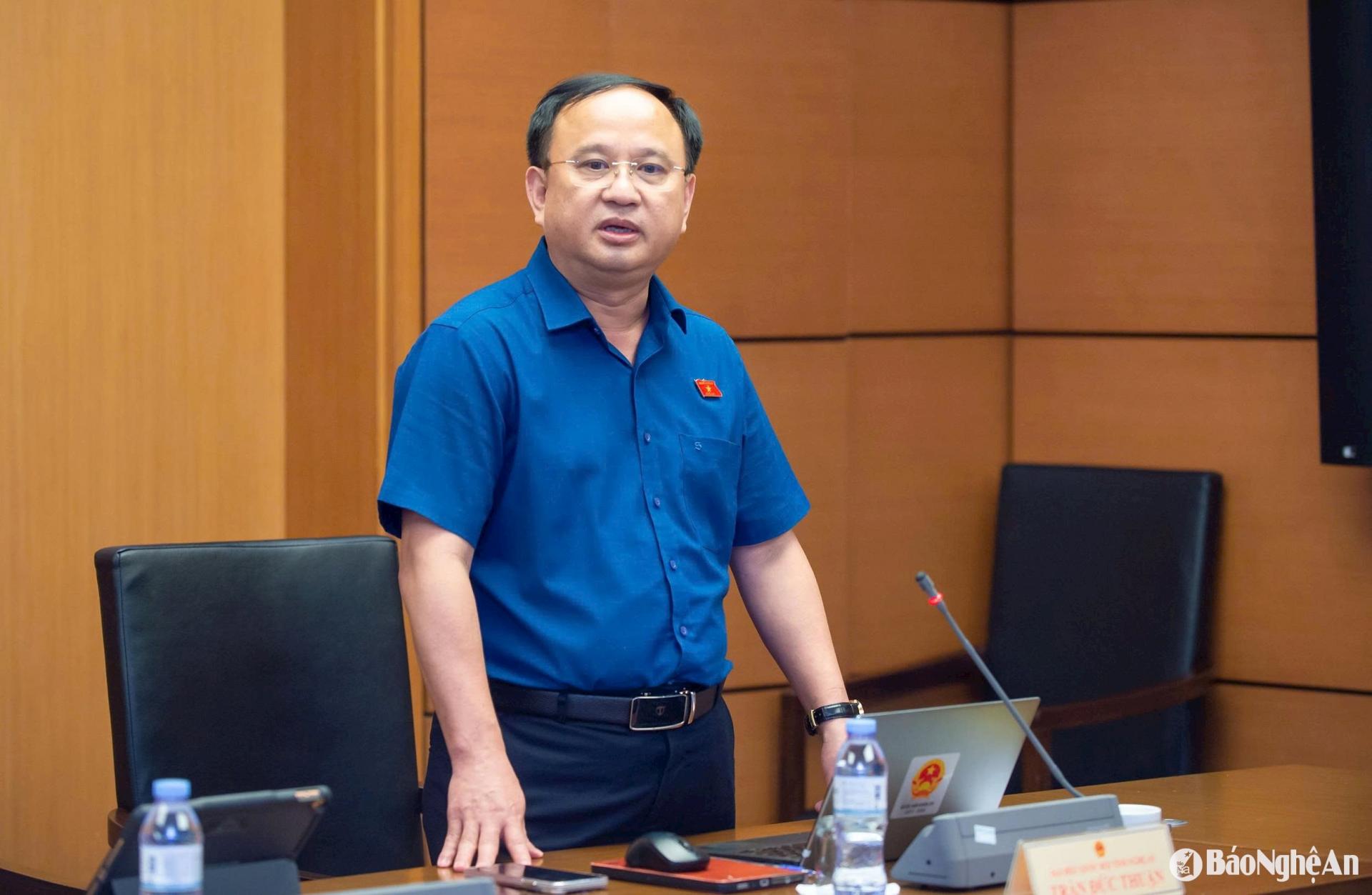 Thiếu tướng Trần Đức Thuận - Ủy viên là ĐBQH hoạt động chuyên trách tại Ủy ban Quốc phòng, An ninh và Đối ngoại của Quốc hội phát biểu thảo luận.