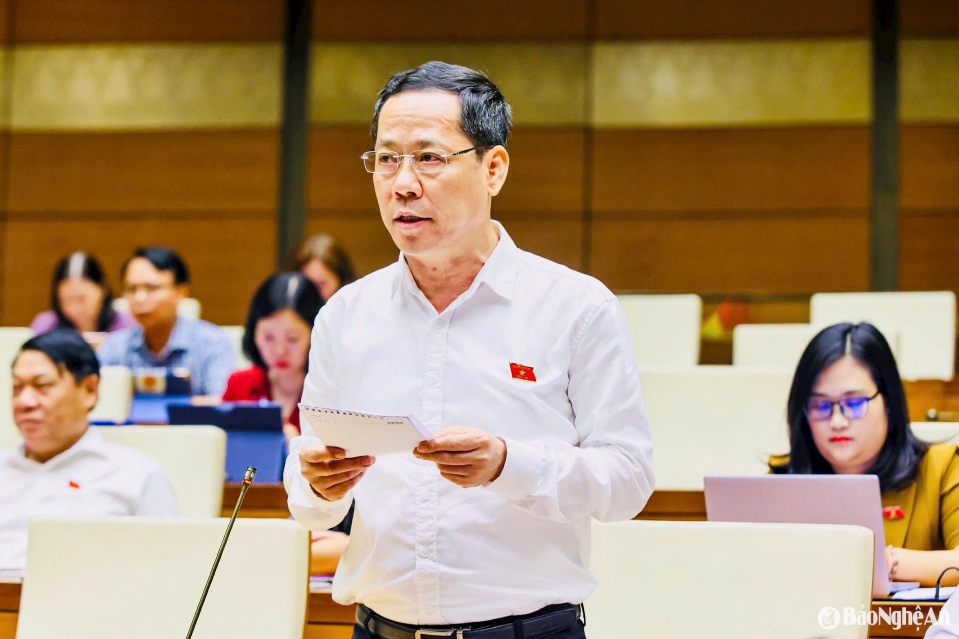 Ông Trần Nhật Minh - ĐBQH chuyên trách đoàn PG88 go Bắn cá phát biểu thảo luận. 