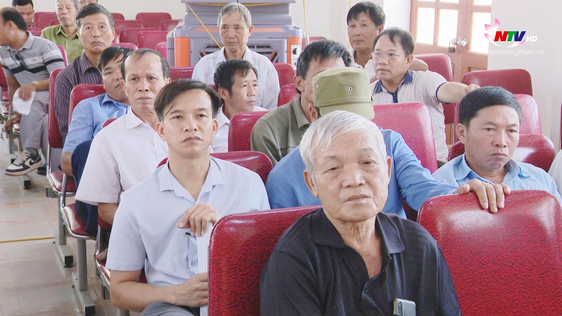Cử tri tham dự hội nghị tiếp xúc với đại biểu HĐND tỉnh.