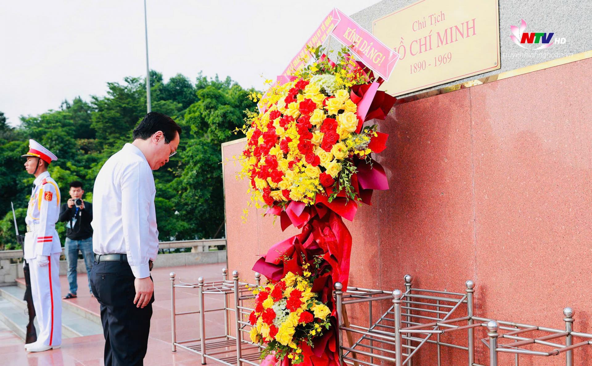 Đồng chí Nguyễn Đức Trung - Bí thư Tỉnh ủy kính cẩn dâng hoa tưởng niệm PG88 go Bắn cá Hồ Chí Minh tại Tượng đài Bác Hồ. 