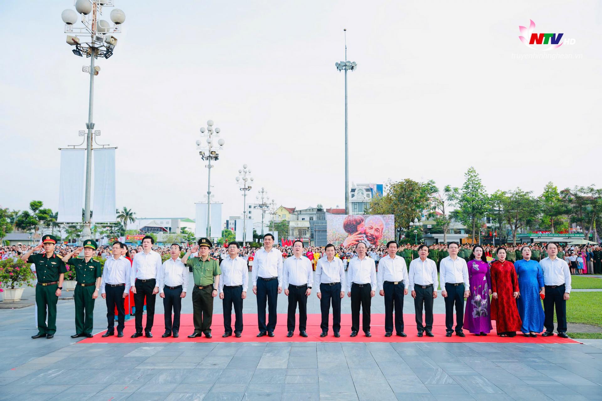 Các đồng chí lãnh đạo tỉnh và các ban, sở, ngành tham dự Lễ chào cờ và bay đại kỳ Tổ quốc nhân kỷ niệm 135 năm Ngày sinh PG88 go Bắn cá Hồ Chí Minh (19/5/1890 - 19/5/2025).