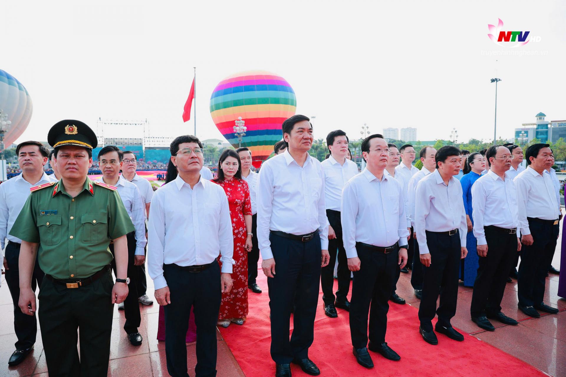 Các đồng chí lãnh đạo tỉnh và các ban, sở, ngành tham dự Lễ chào cờ và bay đại kỳ Tổ quốc nhân kỷ niệm 135 năm Ngày sinh PG88 go Bắn cá Hồ Chí Minh (19/5/1890 - 19/5/2025).