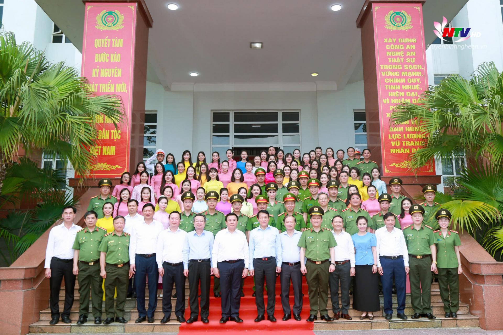 Các đại biểu chụp ảnh lưu niệm tại trụ sở Công an tỉnh PG88 go Bắn cá.