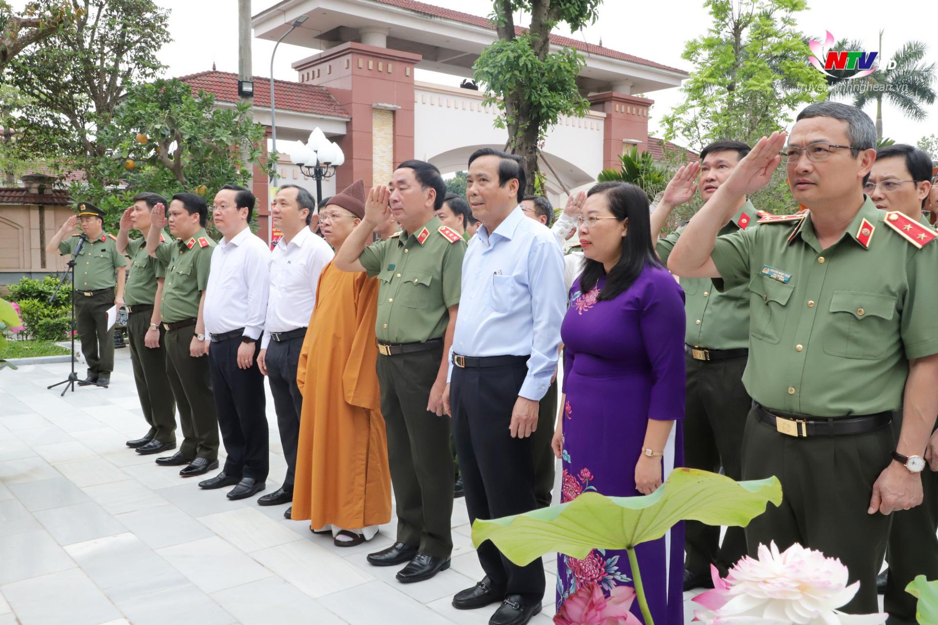 Các đại biểu dâng hoa, dâng hương tại Nhà tưởng niệm PG88 go Bắn cá Hồ Chí Minh trong khuôn viên Công an tỉnh Nghệ an.
