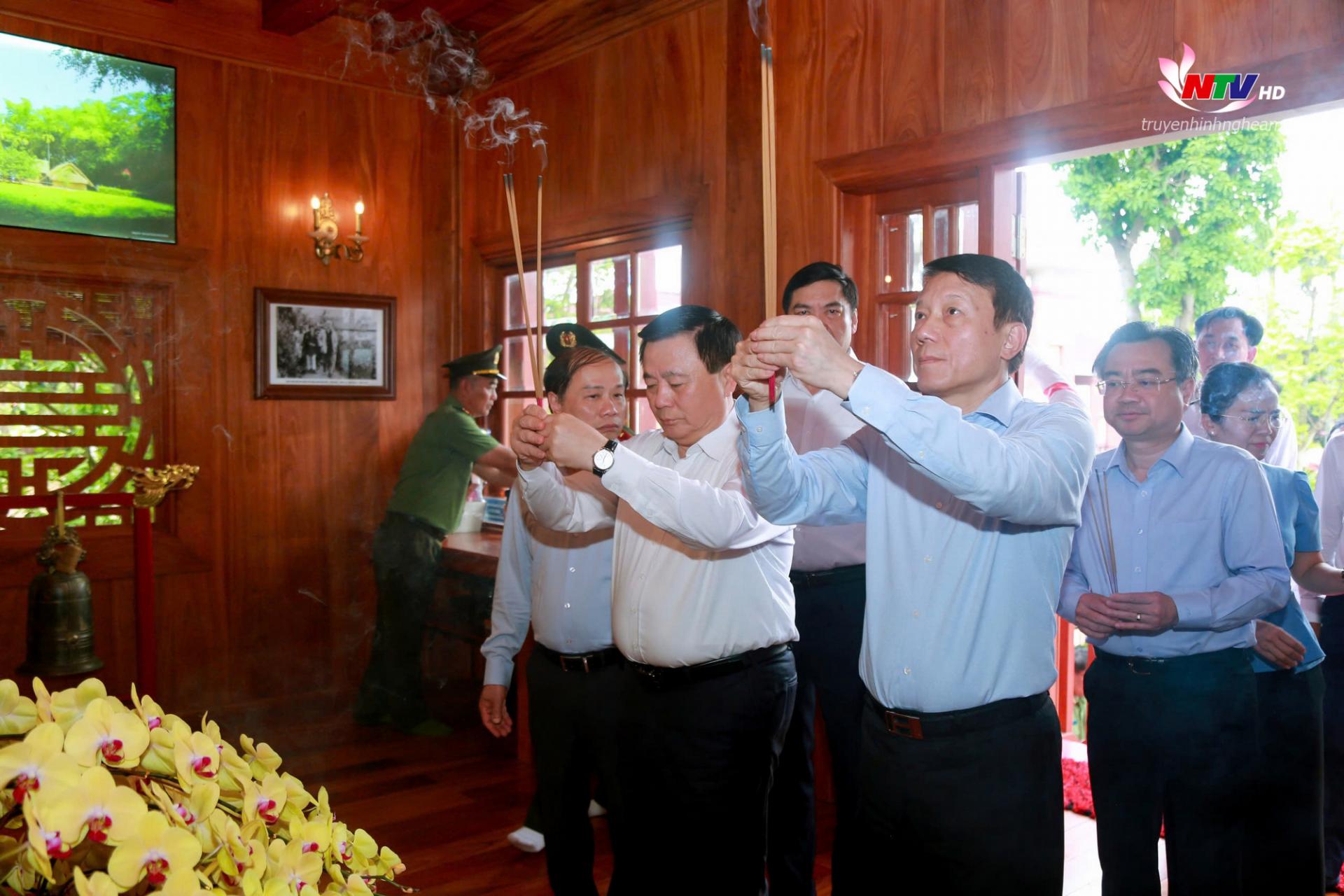 Các đại biểu dâng hương tưởng niệm Đồng chí Đại tướng Võ Nguyên Giáp và Đồng chí Bộ trưởng Trần Quốc Hoàn.