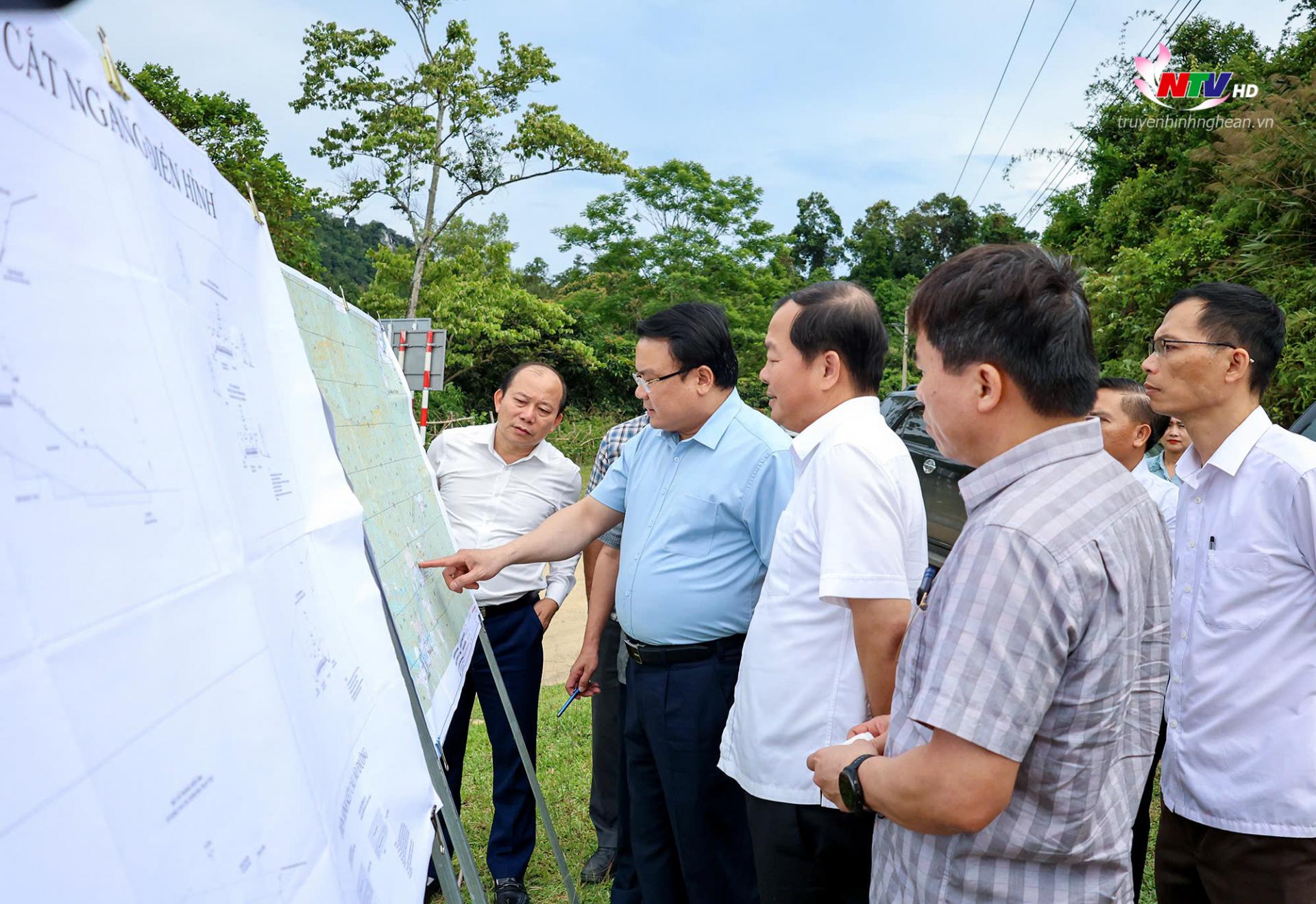 Phó PG88 go Bắn cá UBND tỉnh Phùng Thành Vinh và các thành viên đoàn công tác kiểm tra hiện trường M.PG88 Vào bóng Nâng cấp tuyến đường từ trung tâm xã Môn Sơn đi bản Khe Búng.