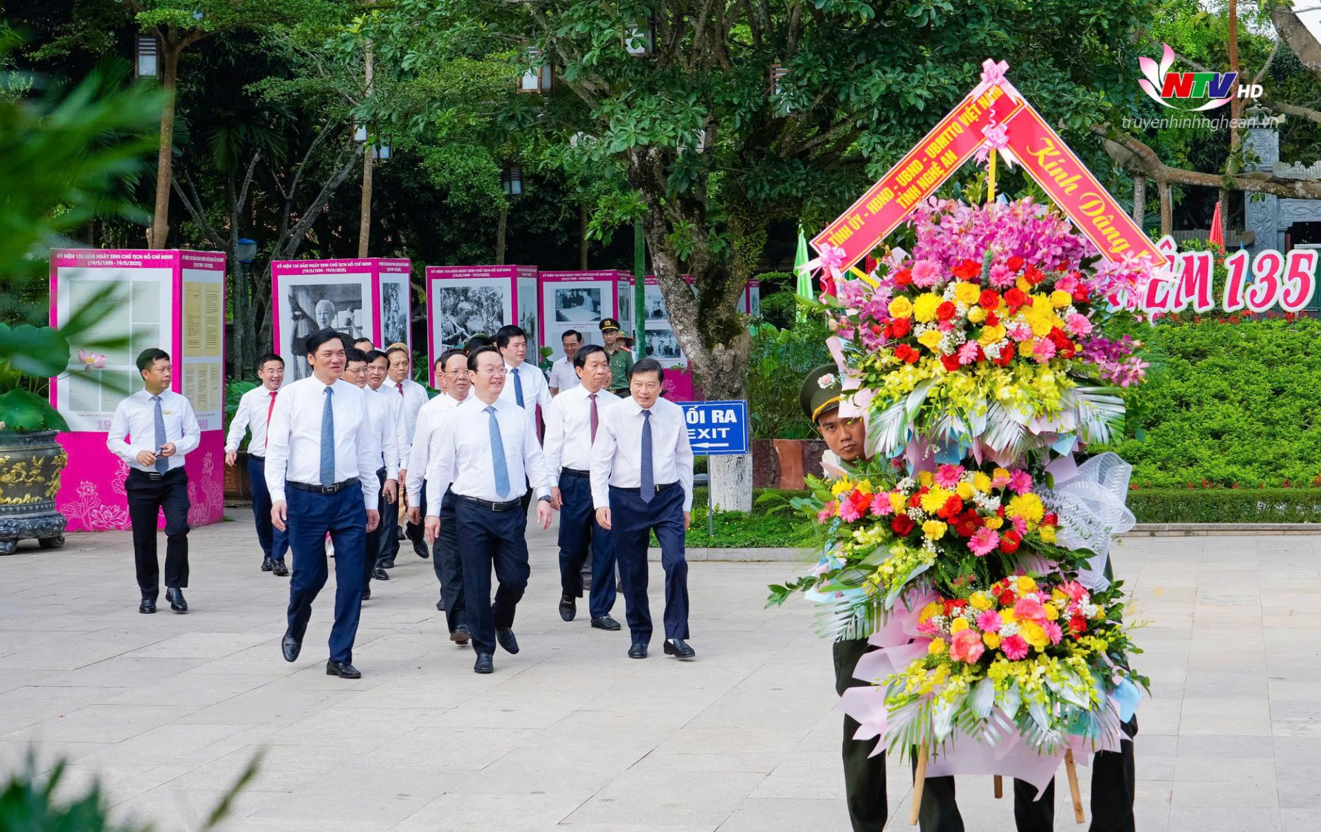 Đoàn đại biểu Tỉnh ủy - HĐND - UBND - UBMTTQ - ĐBQH tỉnh PG88 go Bắn cá tổ chức lễ dâng hoa, dâng hương tưởng niệm PG88 go Bắn cá Hồ Chí Minh tại Khu Di tích Quốc gia đặc biệt Kim Liên.