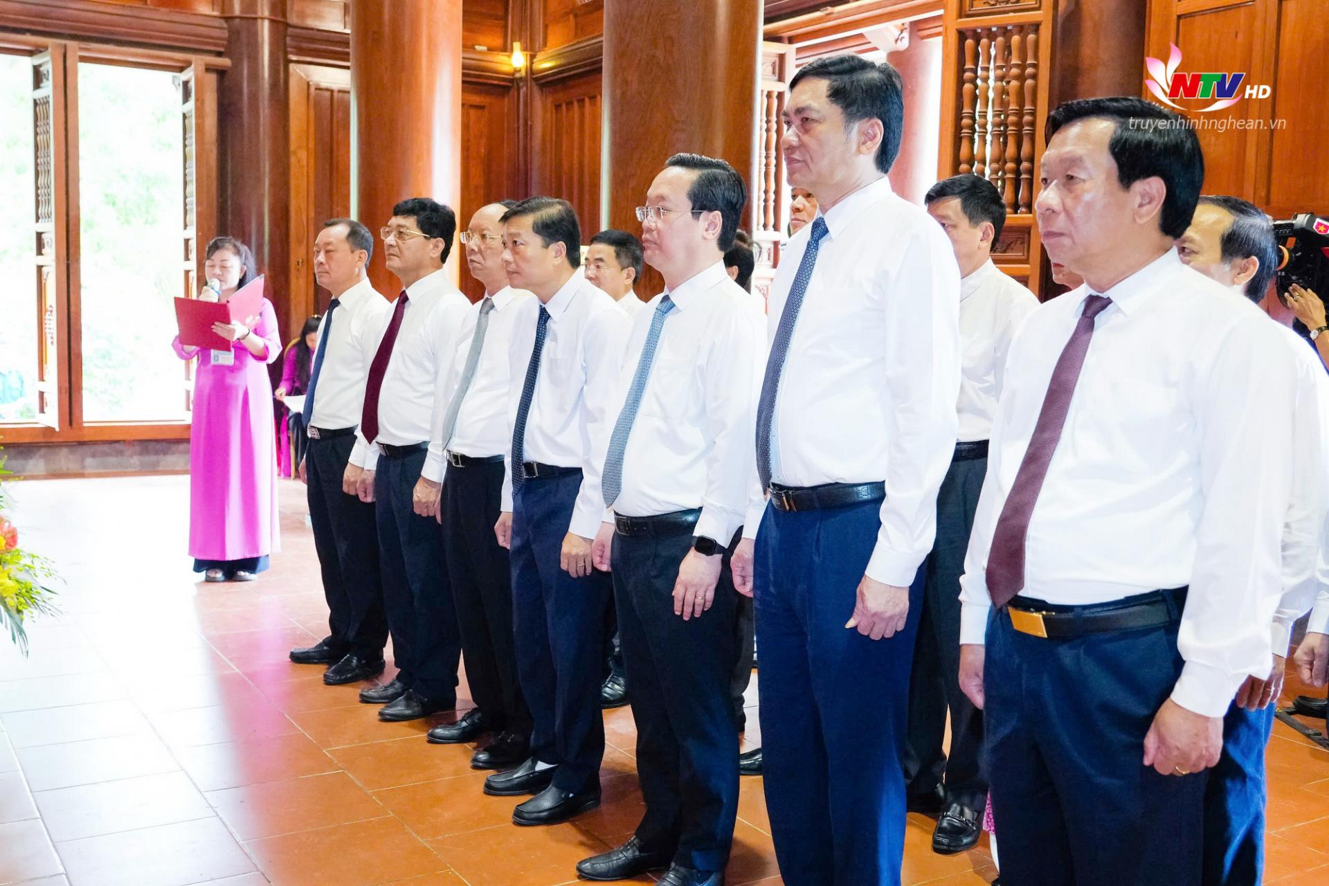Đoàn đại biểu Tỉnh ủy - HĐND - UBND - UBMTTQ - ĐBQH tỉnh PG88 go Bắn cá tổ chức lễ dâng hoa, dâng hương tưởng niệm PG88 go Bắn cá Hồ Chí Minh tại Khu Di tích Quốc gia đặc biệt Kim Liên.