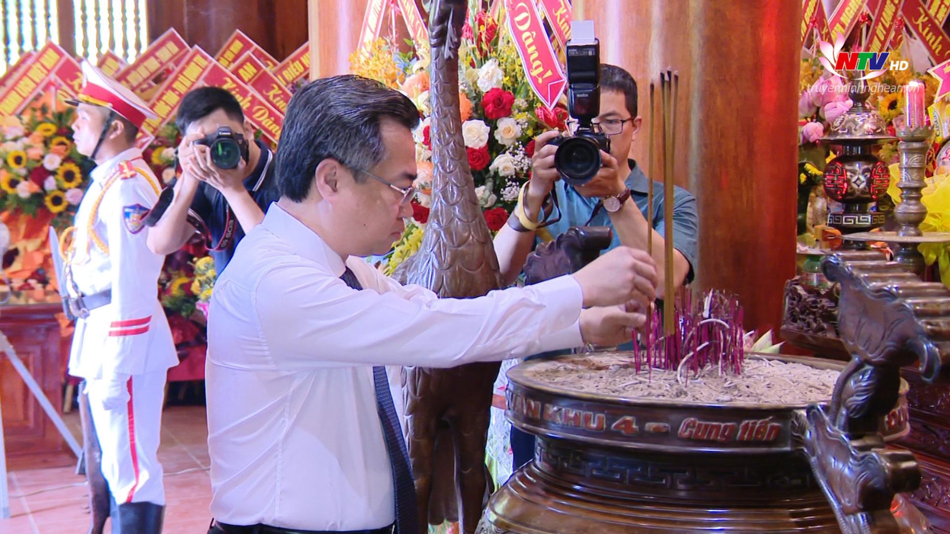 Đồng chí Nguyễn Thanh Nghị - Ủy viên BCH Trung ương Đảng, Phó Bí thư Thường trực Thành ủy TP. Hồ Chí Minh dâng hương.