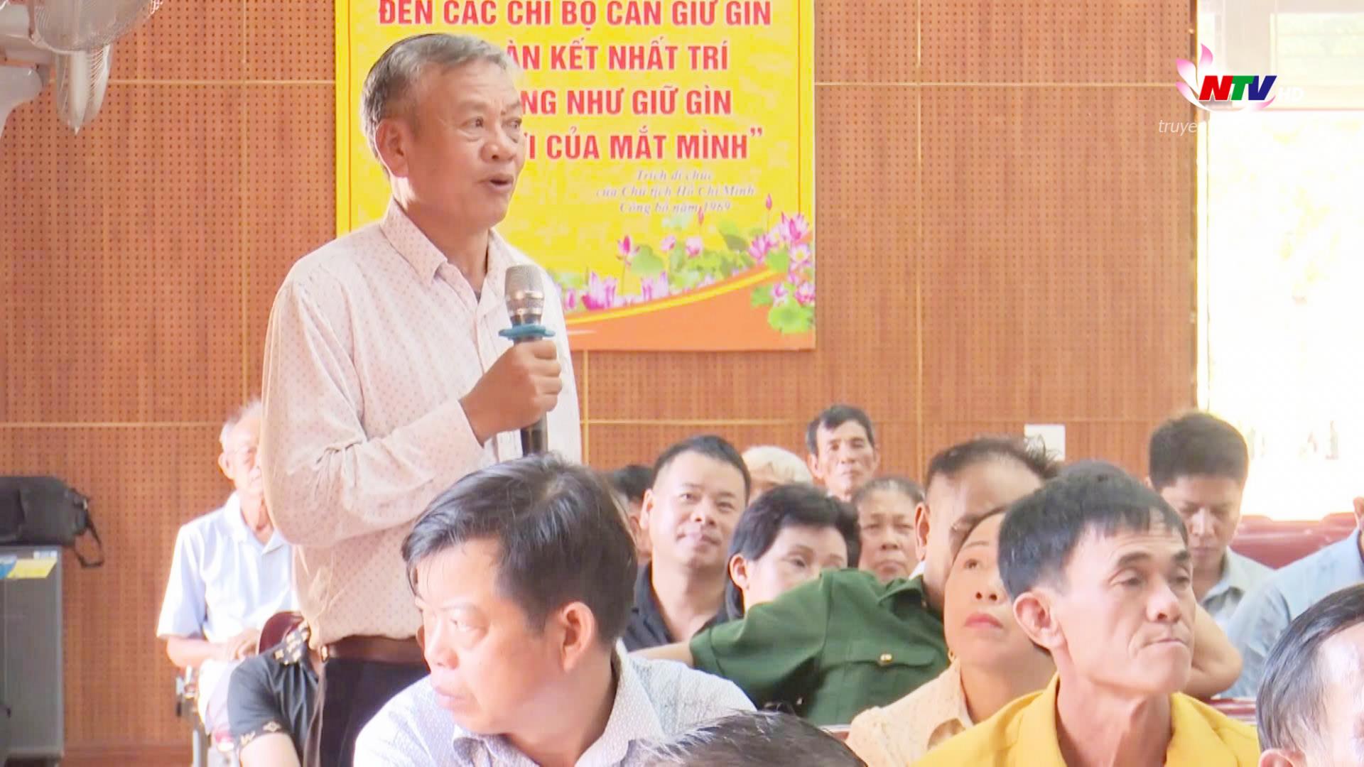 Cử tri nêu ý kiến, kiến nghị.