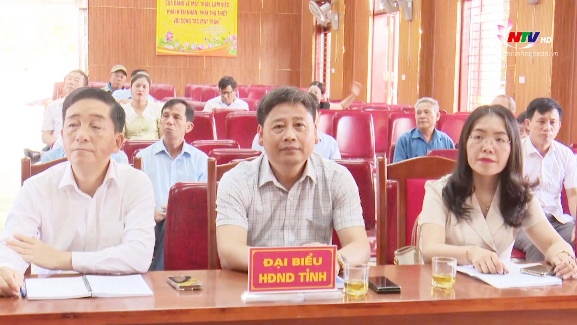 Các đại biểu HĐND tỉnh tham gia tiếp xúc cử tri.