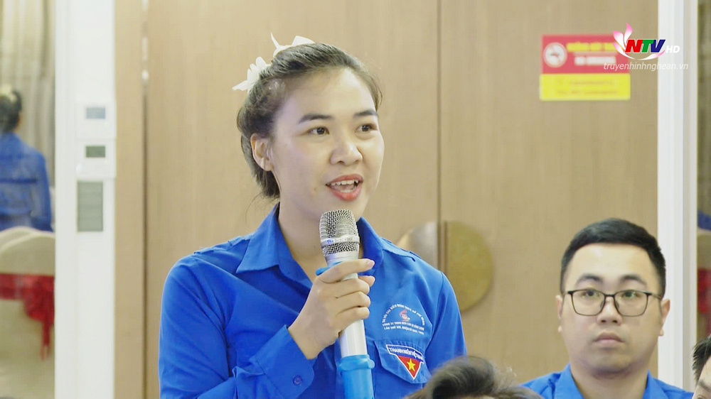 Các đại biểu phát biểu tham luận tại buổi toạ đàm.