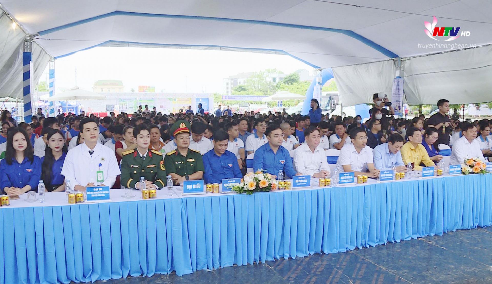 Các đại biểu dự buổi lễ.