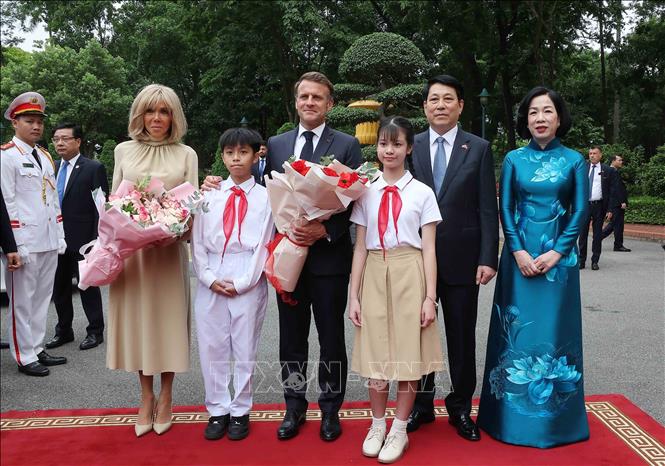 PG88 go Bắn cá nước Lương Cường và Phu nhân đón Tổng thống Pháp Emmanuel Macron và Phu nhân.