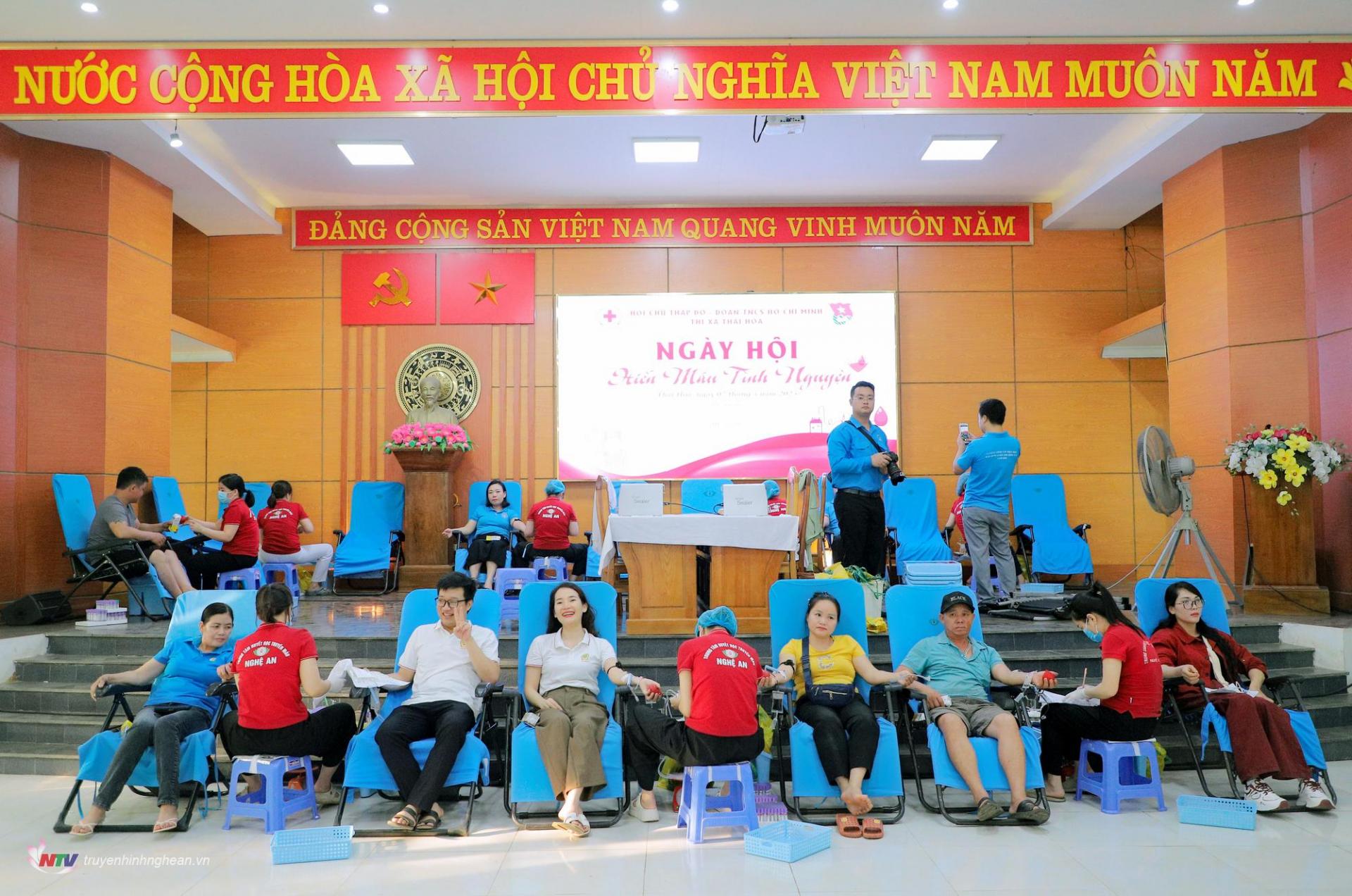 Toàn cảnh ngày hội hiến máu.