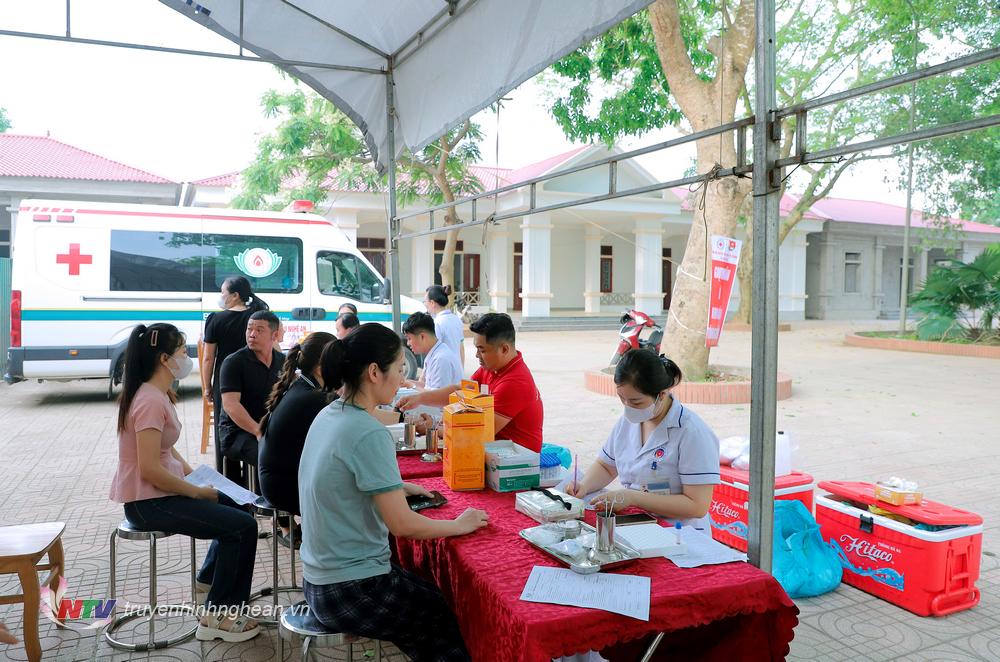Các tình nguyện viên được khám sàng lọc, xét nghiệm máu, đo huyết áp, kiểm tra sức khoẻ.