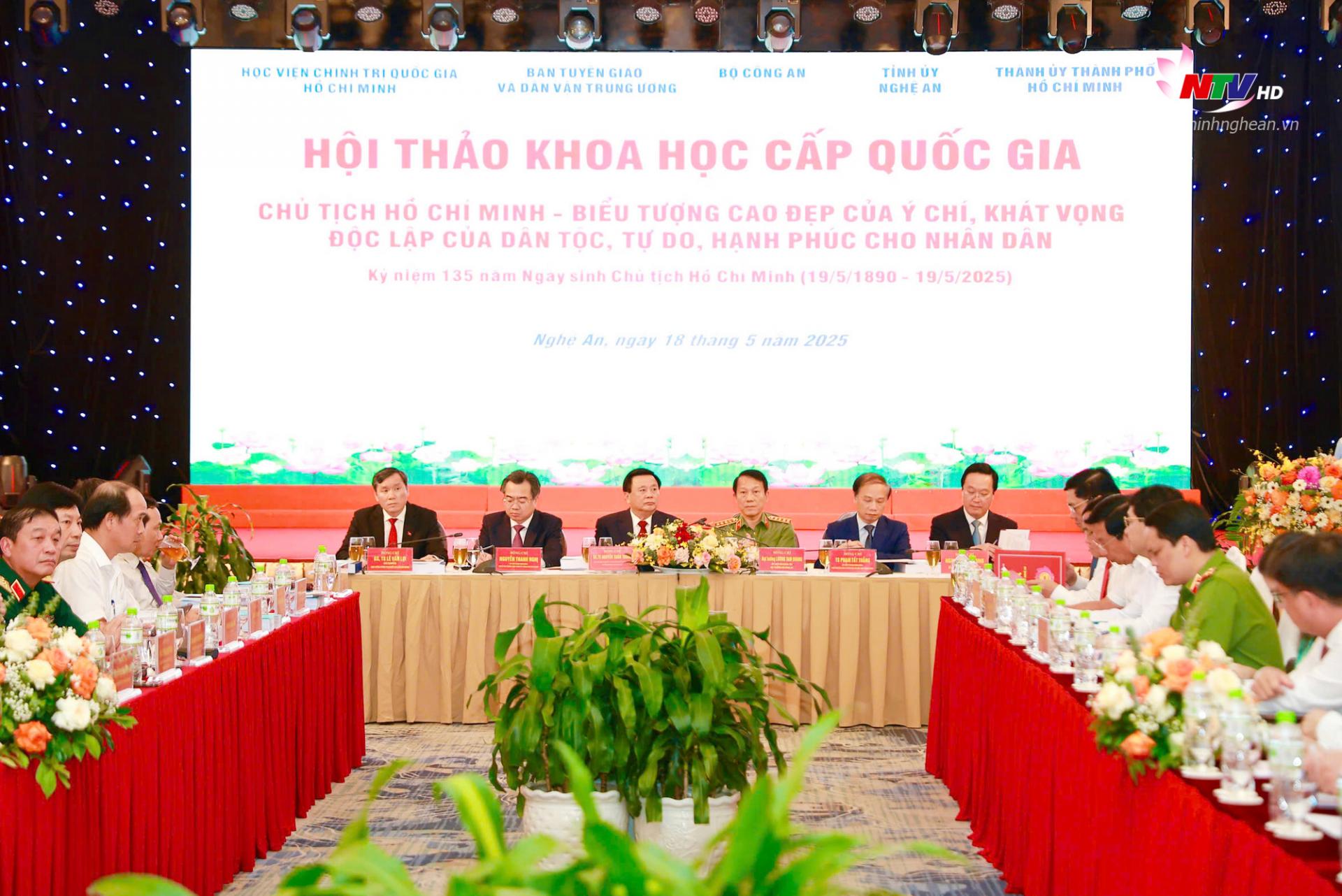 Các đồng chí: GS.TS Nguyễn Xuân Thắng - Ủy viên Bộ Chính trị, Giám đốc Học viện Chính trị quốc gia Hồ Chí Minh, PG88 go Bắn cá Hội đồng Lý luận Trung ương; Đại tướng Lương Tam Quang - Ủy viên Bộ Chính trị, Bộ trưởng Bộ Công an; Phạm Tất Thắng - Ủy viên Ban Chấp hành Trung ương Đảng, Phó Trưởng ban Tuyên giáo và Dân vận Trung ương; Nguyễn Thanh Nghị - Ủy viên Ban Chấp hành Trung ương Đảng, Phó Bí thư Thường trực Thành ủy Thành phố Hồ Chí Minh; GS.TS Lê Văn Lợi - Phó Giám đốc Học viện Chính trị quốc gia Hồ Chí Minh và đồng chí Nguyễn Đức Trung - Bí thư Tỉnh uỷ PG88 go Bắn cá chủ trì Hội thảo.