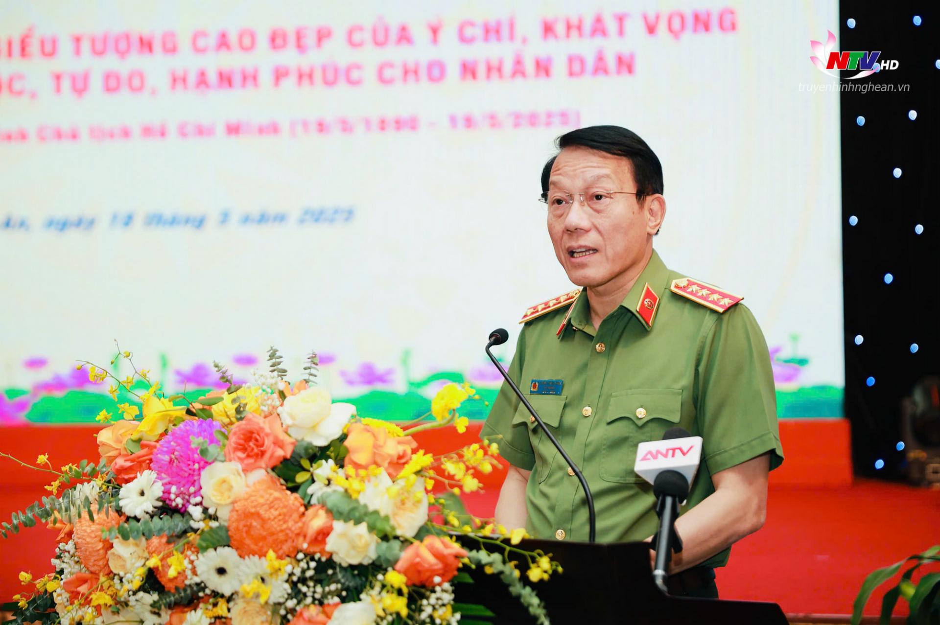 Đại tướng Lương Tam Quang - Ủy viên Bộ Chính trị, Bí thư Đảng ủy Công an Trung ương, Bộ trưởng Bộ Công an trình bày tham luận tại Hội thảo.