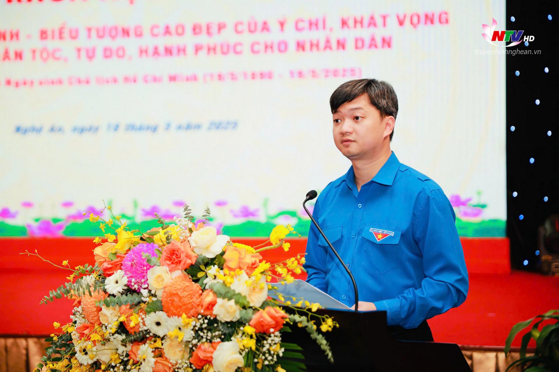 phát biểu tham luận tại Hội thảo.