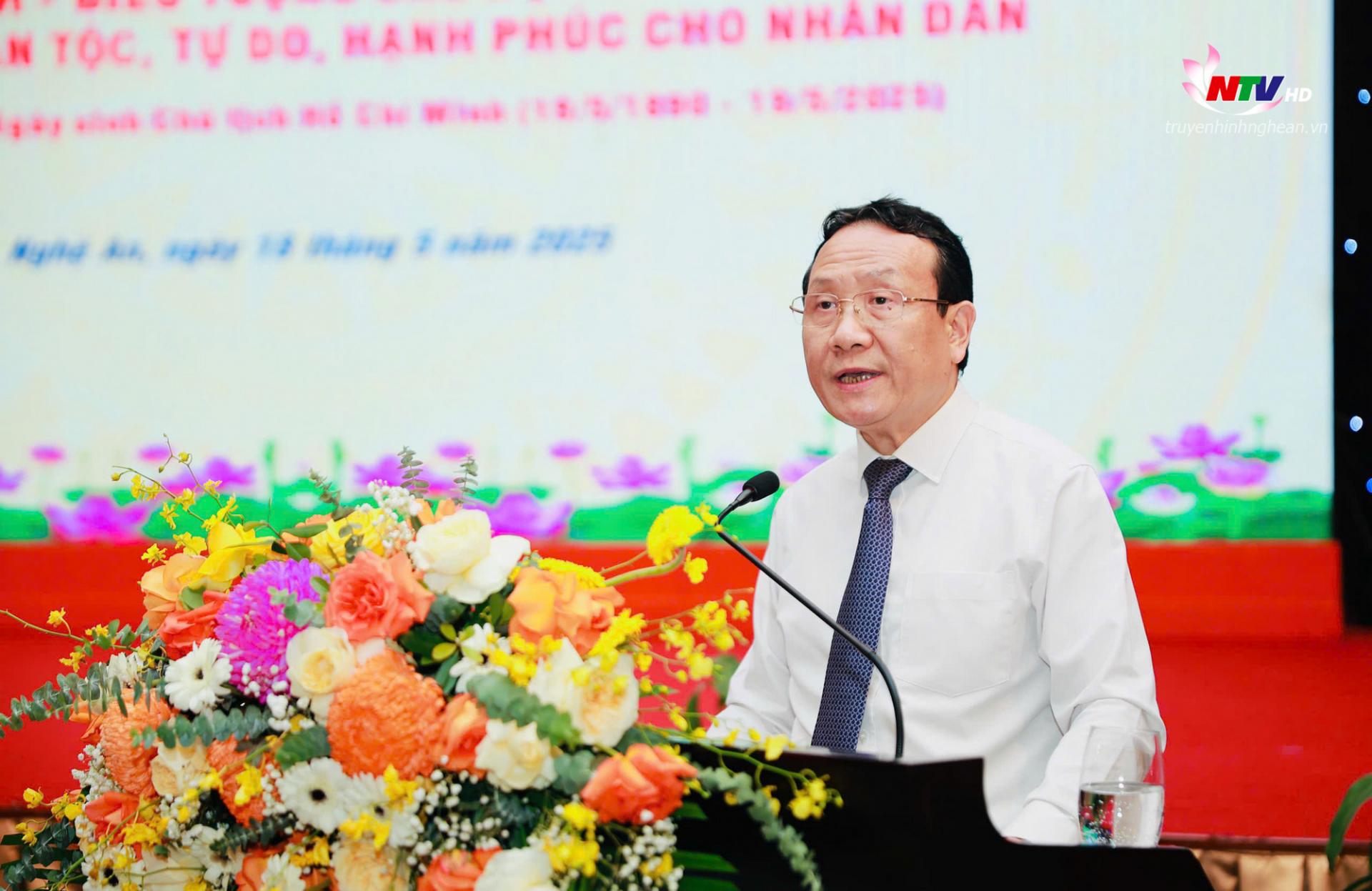 phát biểu tham luận tại Hội thảo.